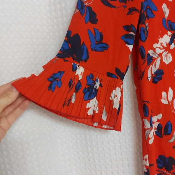 Banana republic red floral blouse - Picture 6 of 9